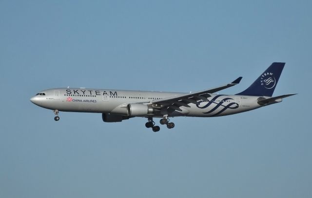 Airbus A330-300 (B-18311) - Final approach to NRT Rwy34R.br /2016/04/15