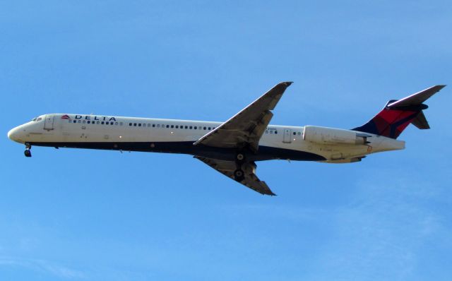 McDonnell Douglas MD-88 (N935DL)