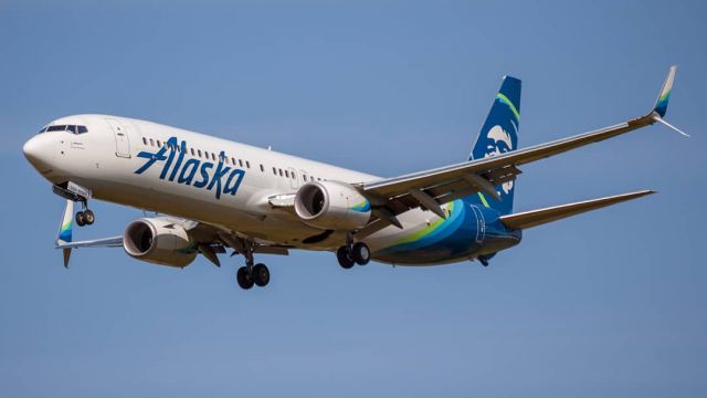 Boeing 737-900 (N268AK)