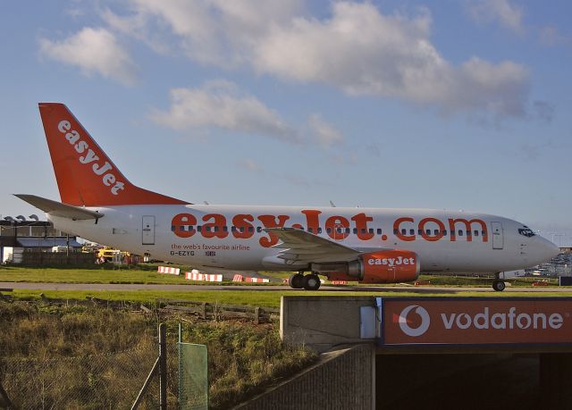 BOEING 737-300 (G-EZYG) - EasyJet - Boeing 737-33V C/N 29331/3062  - G-EZYG - at Luton 2004-10-06.