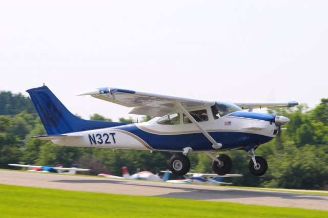 Cessna Skylane (N32T) - View at full for best quality 