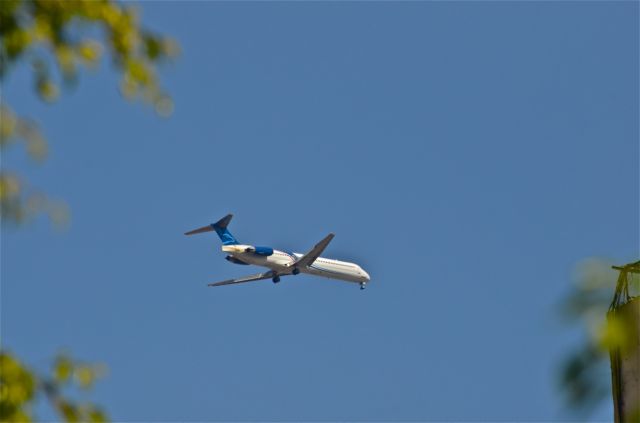 — — - On finals into México City Intl.