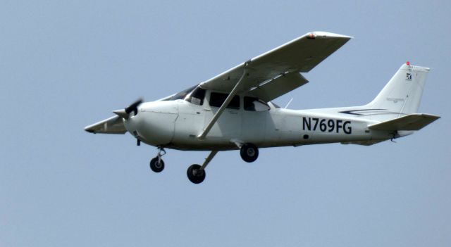 Cessna Skyhawk (N769FG) - On short final is this 2007 Cessna Skyhawk 172S in the Spring of 2022.