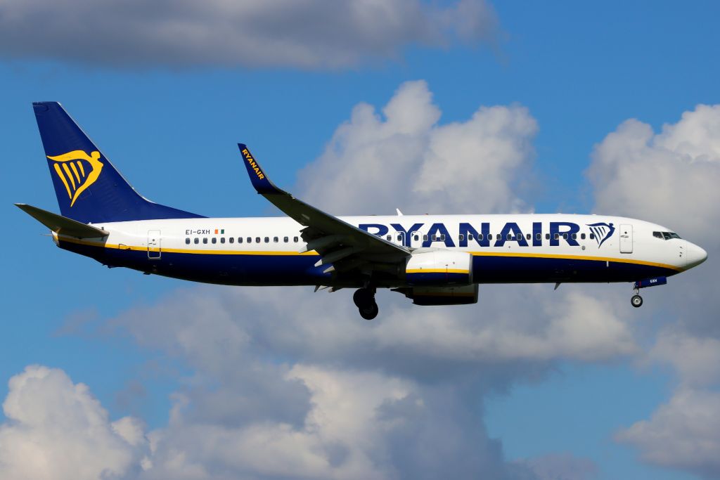 Boeing 737-800 (EI-GXH)