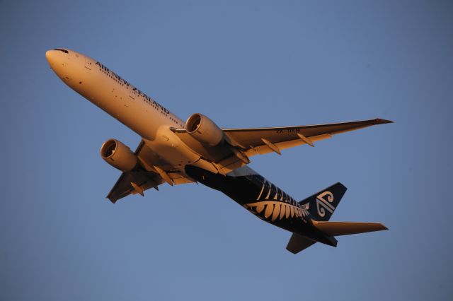 BOEING 777-300ER (ZK-OKM)