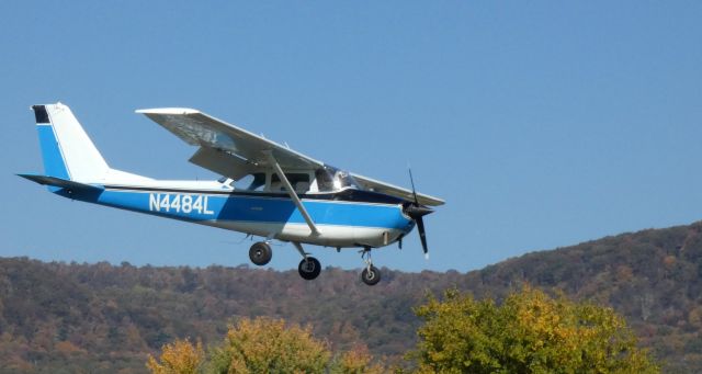 Cessna Skyhawk (N4484L) - On short final near the Kittatinny Ridge of the Applachian Mountains is this 1966 Cessna 172G Skyhawk in the Autumn of 2022.