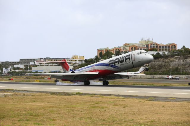 McDonnell Douglas MD-82 (HI977) - Pawa airlines smoking them at landing at TNCM St Maarten.