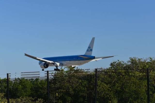 Boeing 777-200 (PH-BVV) - Landing Aruba Reina Beatrix runway 11