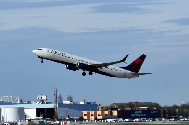 Boeing 737-700 (N847DN) - Departing from 26L in Atlanta