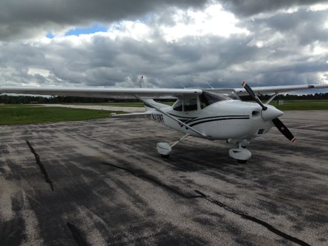 Cessna Skylane (N418WR) - C-182s