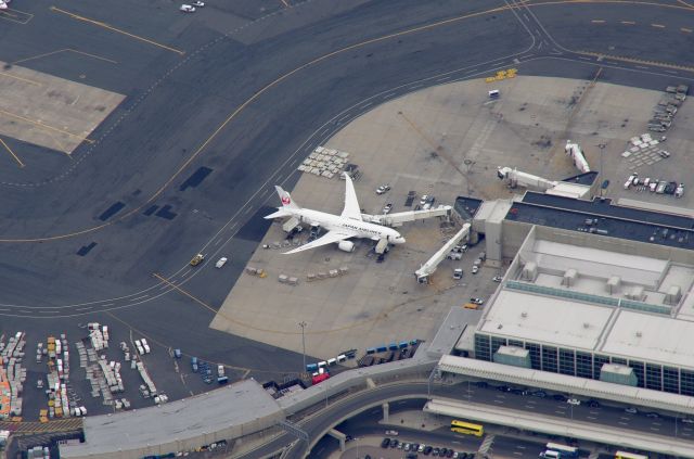 Boeing 787-8 (JA822J) - I was lucky enough to get a clearance to go through Class B airspace@5500ft