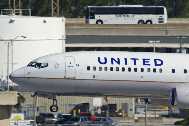 Boeing 737-700 (N37293) - Landing with another bus-load of tourists