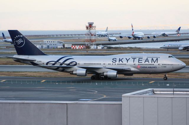 Boeing 747-400 (B-18206)