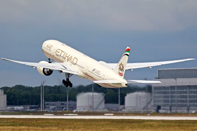 Boeing 777-200 (A6-ETM)