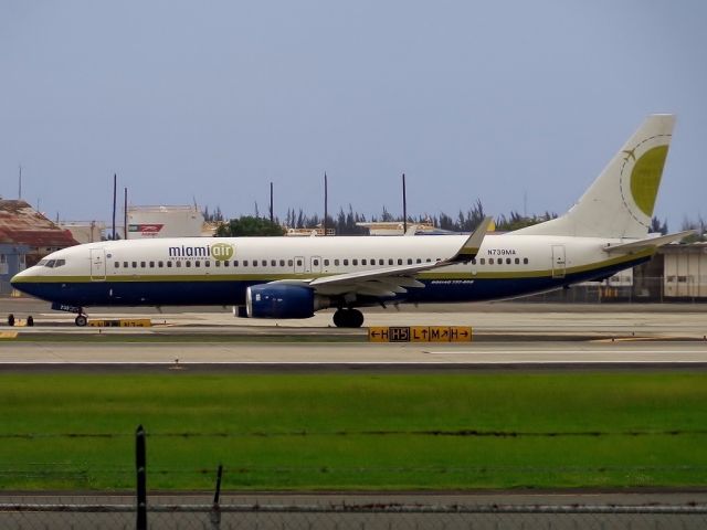 Boeing 737-800 (N739MA)