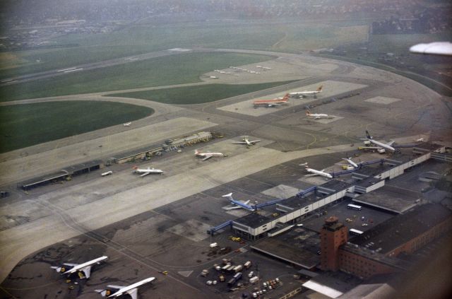 — — - The old Munich-Riem airport in June 1983 - photo taken from a Cessna 172 during a flight from Egelsbach (EDFE) to Munich-RIem (EDDM).