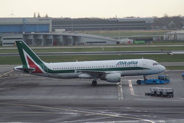 Airbus A320 (EI-IKU) - Alitaila A320-214 cn1217 Push Back 2jun19