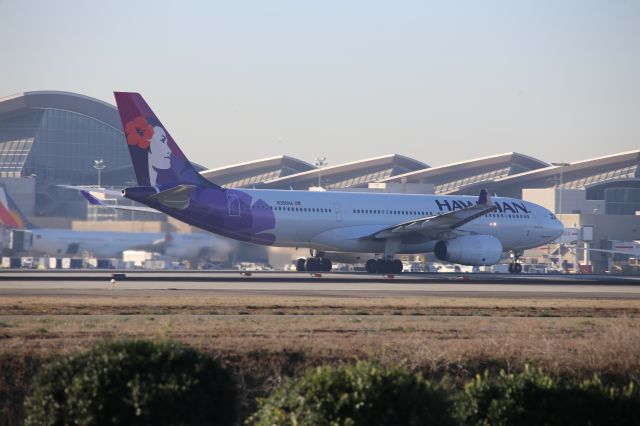 Airbus A330-200 (N390HA)