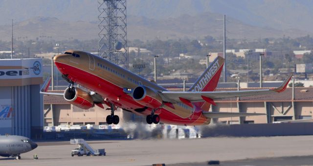 Boeing 737-700 (N711HK) - phoenix sky harbor international airport 05NOV20