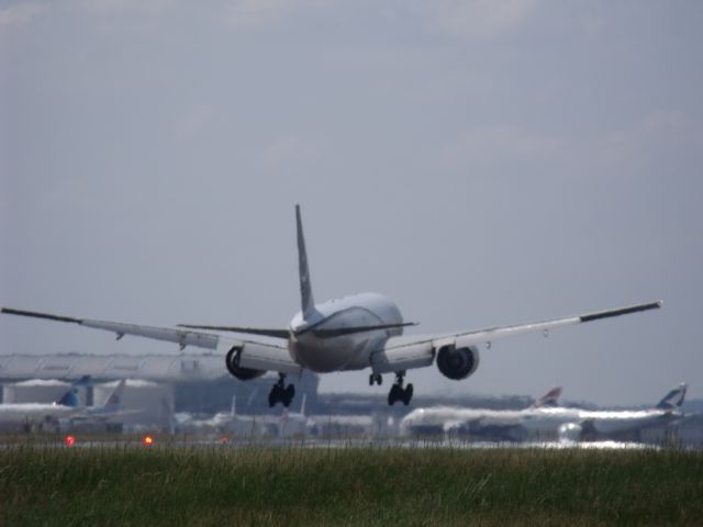 Boeing 777-200 (AP-BGK) - Short finals 27R