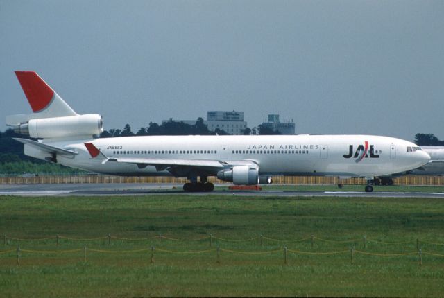 Boeing MD-11 (JA8582) - Departure at Narita Intl Airport Rwy16R on 2004/08/10