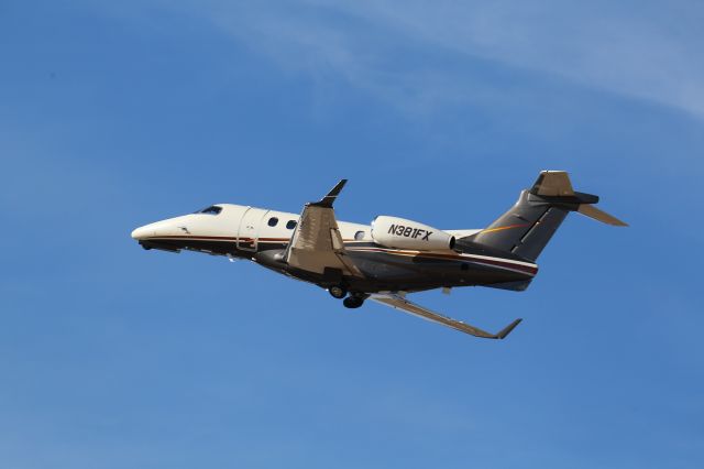 Embraer Phenom 300 (N381FX)
