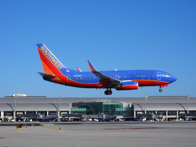 Boeing 737-700 (N457WN) - Landing on RWY 19R