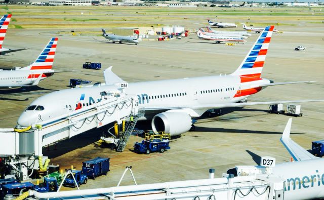 Boeing 787-8 (N805AN) - AMERICAN AIRLINES B788 PARKING AT GATE D36 AT DALLAS FORT WORTH AIRPORT!