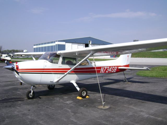 Cessna Skyhawk (N734SB) - N734SB @ KHGR parked by Hagerstown Aviation Academy and Royal Aircraft Services.