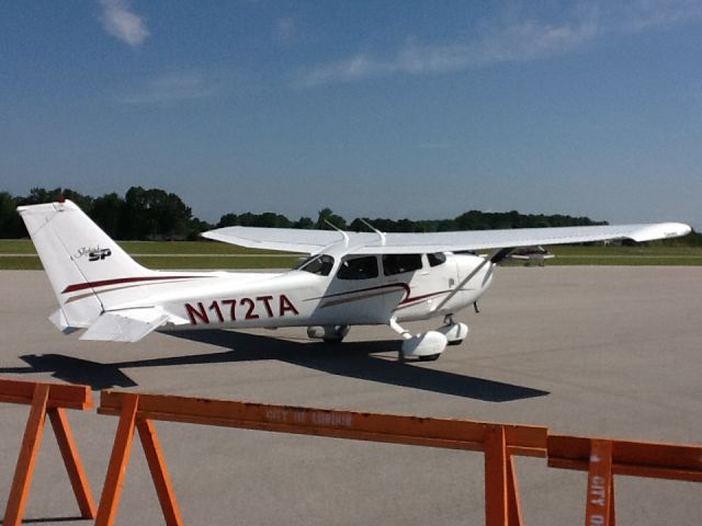 Cessna Skyhawk (N172TA) - This is the other Cessna they gave rides in during the 2016 Open House & Fly-Inbr /br /Date Taken: June 25, 2016br /Airport: London-Corbin Airportbr /Event: Open House & Fly-In