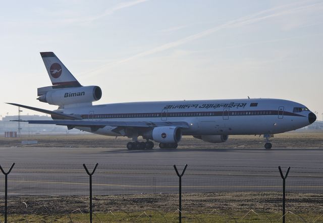 McDonnell Douglas DC-10 (S2-ACS) - Biman Bangladesh Airlines - Boeing 767-322ER C/N 25285/341 - S2-ACS - Final to runway 25R at Brussels - 2005-Jan-16.