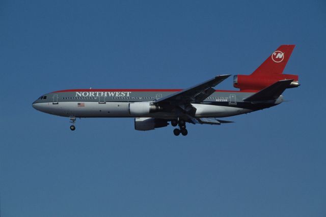 McDonnell Douglas DC-10 (N223NW) - Final Approach to Narita Intl Airport Rwy34 on 1992/02/02