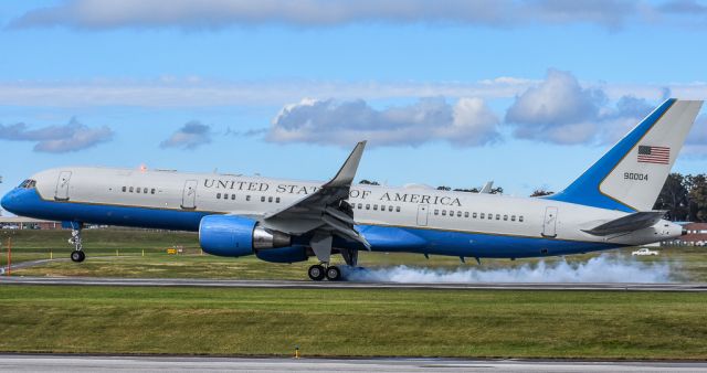 Boeing 757-200 (99-0004) - C-32 smokin' the wheels on 23L!