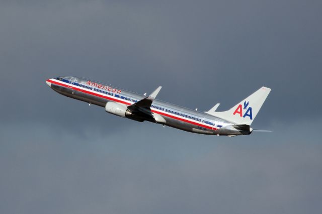 Boeing 737-800 (N867NN) - A 737-823 delivered to American in 2011 seen departing runway 31 on a cold January 2nd, 2012