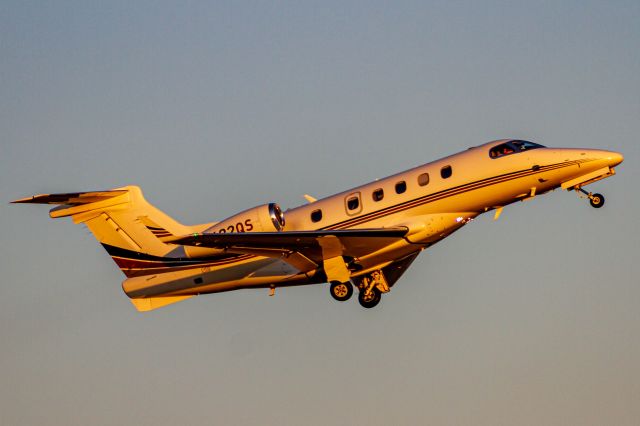 Embraer Phenom 300 (N422QS)