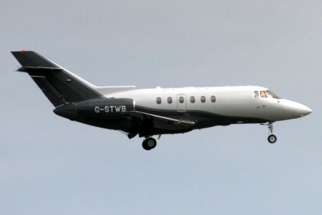 Hawker 800 (G-STWB) - Concierge Aviation Hawker 750 on short finals for rwy 24 on 30-May-19 arriving from EGTK as RHK18A.