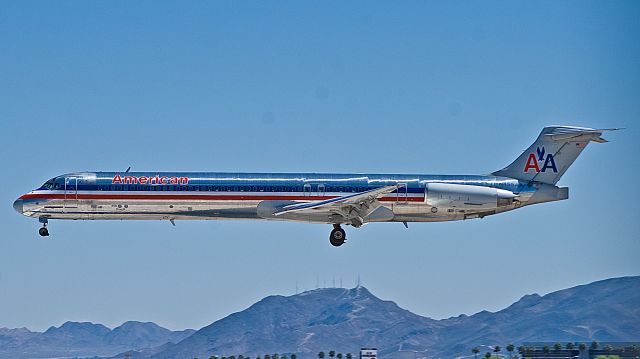 McDonnell Douglas MD-82 (N455AA)