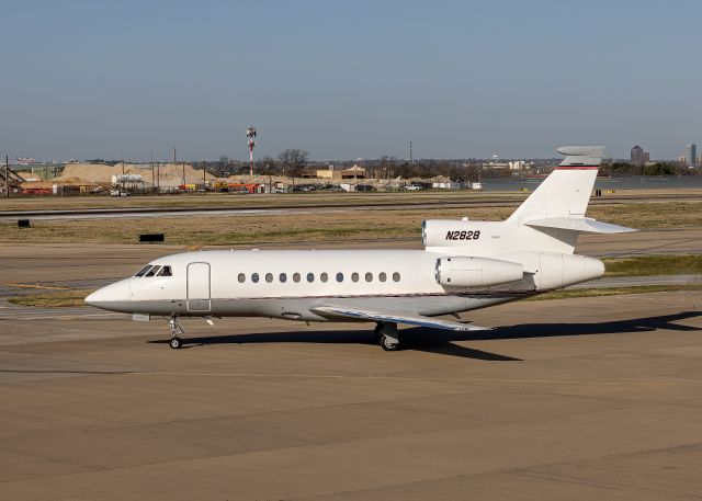 Dassault Falcon 900 (N2828) - Falcon 900 taxiing at Dallas Love Field.