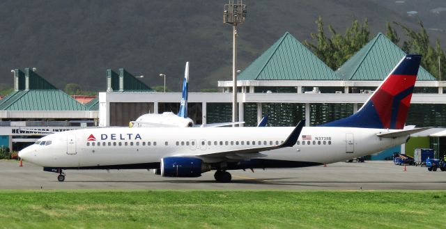 Boeing 737-800 (N3738B)