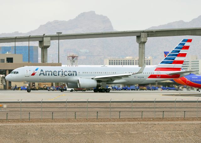 Boeing 757-200 (N204UW)