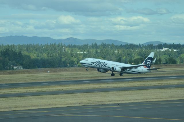 Boeing 737-800 (N579AS) - Departing from PDX