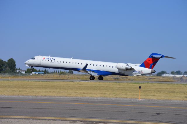 Canadair Regional Jet CRJ-900 (N689CA) - SKW3556 arriving on 20 from KMSP/MSP before the start of the 2017 Extreme Blue Thunder Air Show.