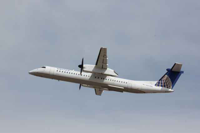 de Havilland Dash 8-400 (N204WQ) - Taking off to the west from runway 25