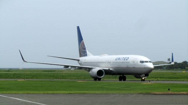 Boeing 737-800 (N76528)