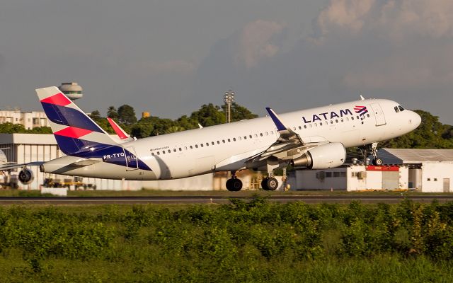 Airbus A320 (PR-TYQ)