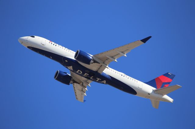 Airbus A220-300 (N302DU)