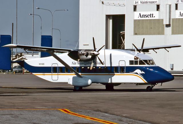 — — - AIR KANGAROO ISLAND - SKYPORT SHORT 330 - REG : VH-HUS (CN SH3056) - ADELAIDE INTERNATIONAL AIRPORT SA. AUSTRALIA - YPAD (17/9/1995)
