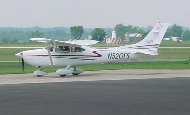 Cessna Skylane (N520FS) - Taxing on ramp @ KHNB
