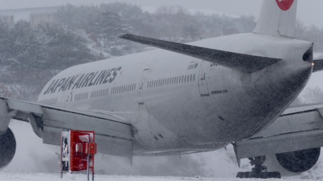 Boeing 777-200 (JA8979) - Japan Airlines / Boeing 777-289br /Dec.05.2015 Hakodate Airport [HKD/RJCH] JAPAN