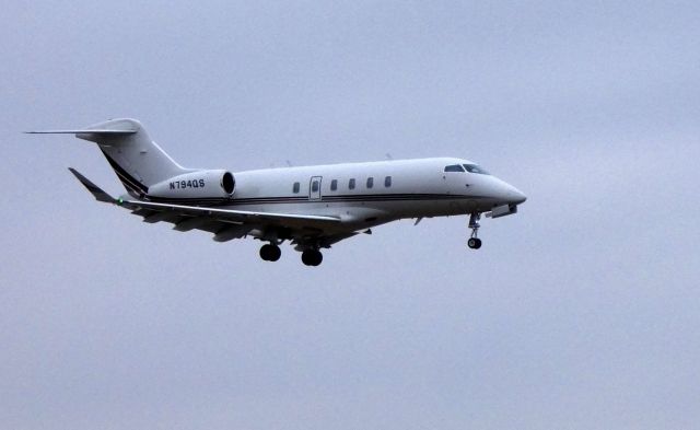 Canadair Challenger 350 (N794QS) - On final is this 2016 Bombardier Challenger 350 in the WInter of 2019.